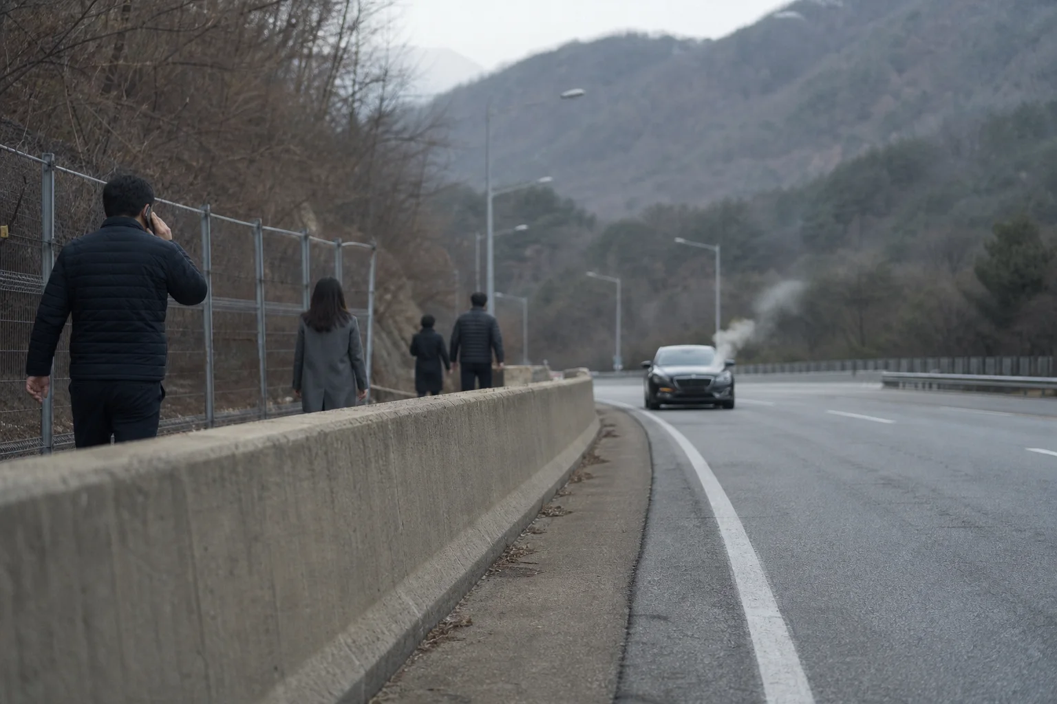 고속도로에 세워진 차량에서 옅은 연기가 나는 동안 탑승자들이 콘크리트 방호벽 뒤에서 차량 반대 방향으로 더 멀리 이동하고 한 성인은 신고하는 상황 재구성 (AI 생성 삽화)